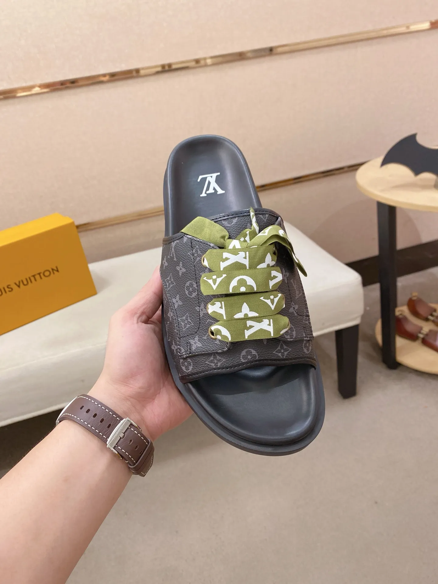 Men's shoes 💰: 340💰Made by LV🔍Top purchasing agents. Men's spring and summer slippers are available at the same counter. The uppers are imported cowhide from Italy, with logo graphics and high-quality craftsmanship. Soles: original soles specially provided by the original factory. Exclusive movable molded soles are super comfortable. Original goods follow orders. 🔍🔍High quality. You can enter and exit the counter at will. Welcome to compare. Size 38-44.